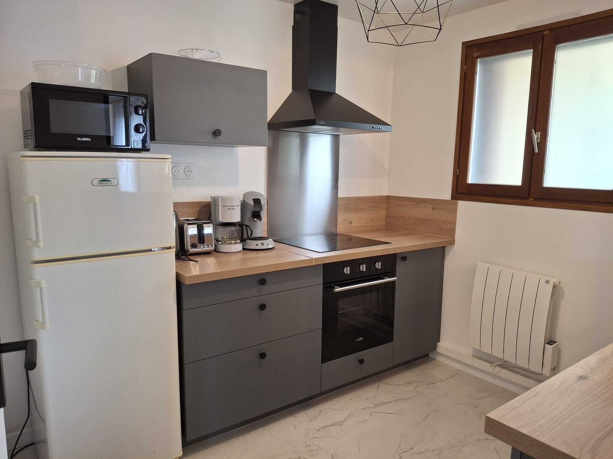 Een koelkast, een microgolfoven, een oven, een kookplaat