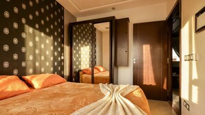Ein Hotelzimmer mit Bett, Spiegel und Kleiderschrank.