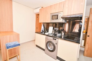 Kühlschrank, Herdplatte, Kochgeschirr/Geschirr/Besteck