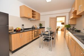 Frigorífico y placa de cocina