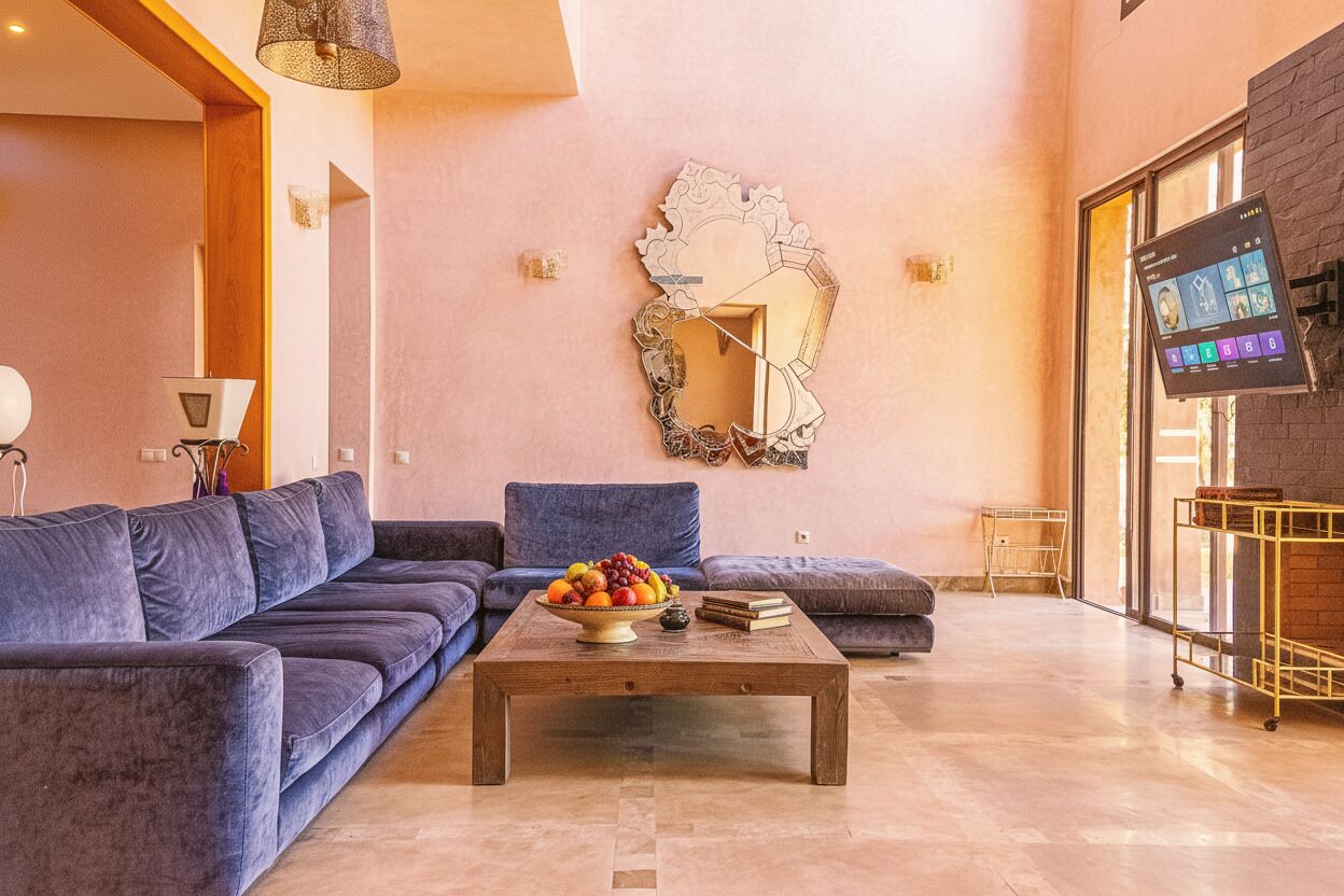 Een televisie en een open haard