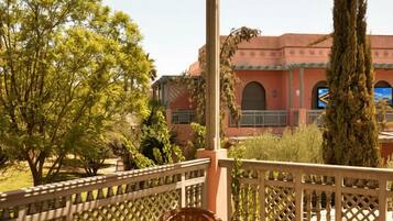 تناول الطعام بالخارج