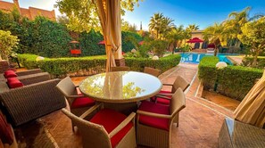 屋外ダイニングエリア