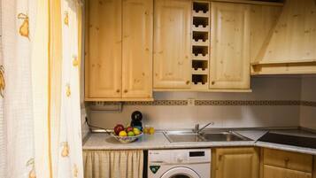 Een magnetron, een broodrooster, kookgerei, borden en bestek