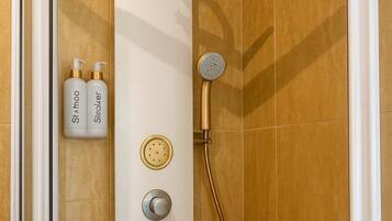 Een haardroger, handdoeken