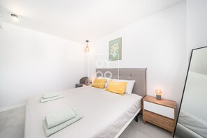3 bedrooms, iron/ironing board, WiFi, bed sheets - Cobalt Canvas Residence, by OYOOSTAYS (Mil Palmeras)