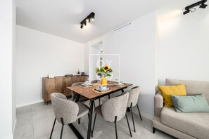 Dining - Cobalt Canvas Residence, by OYOOSTAYS (Mil Palmeras)