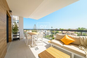 Outdoor dining - Cobalt Canvas Residence, by OYOOSTAYS (Mil Palmeras)