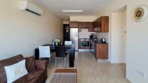 Un appartamento moderno con zona pranzo, cucina e soggiorno.