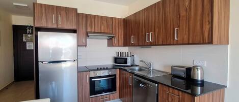 Frigorifero, microonde, forno, piano cottura