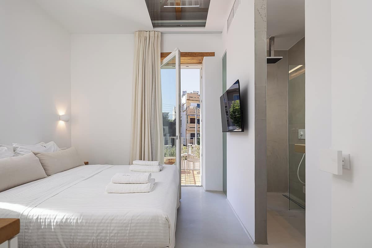 Standard Double Room, 1 Queen Bed, Balcony, Courtyard View Hub 04 | Premium bedding, in-room safe, blackout drapes, soundproofing