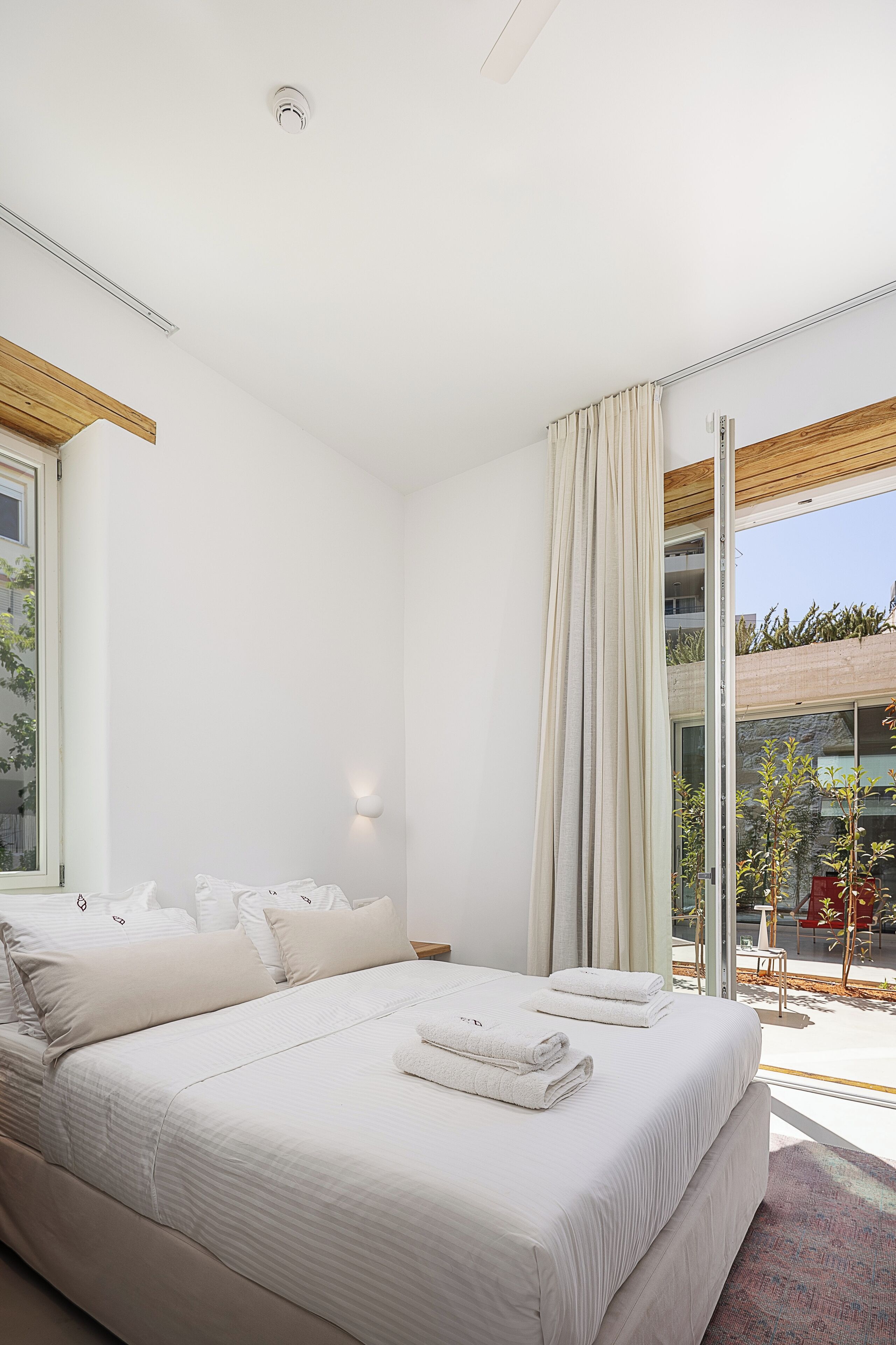 Standard Double Room, 1 Queen Bed, Balcony, Courtyard View Hub 02