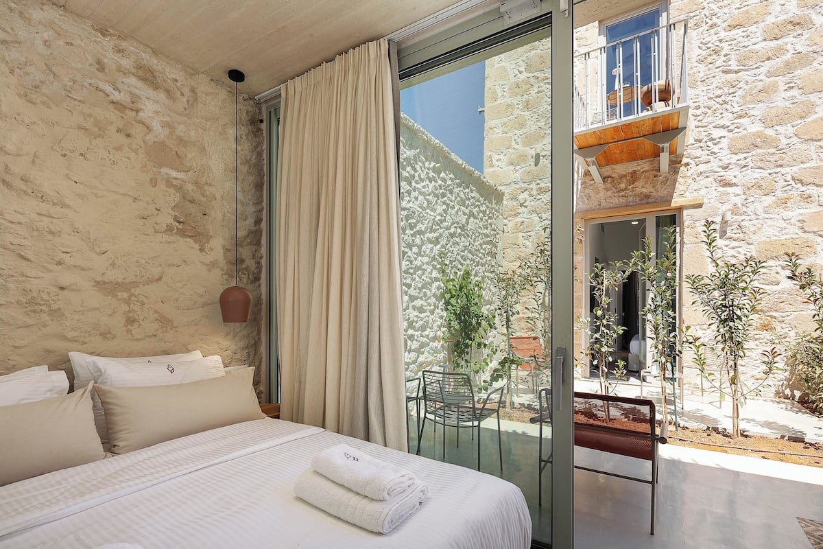 Comfort Double Room, 1 Queen Bed, Patio, Courtyard View Hub 05 | Premium bedding, in-room safe, blackout drapes, soundproofing