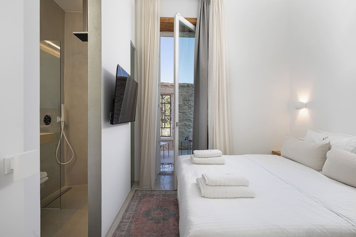 Standard Double Room, 1 Queen Bed, Balcony, Courtyard View Hub 01 | Premium bedding, in-room safe, blackout drapes, soundproofing