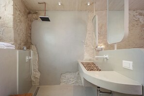Comfort Double Room, 1 Queen Bed, Patio, Courtyard View Hub 05 | Salle de bain