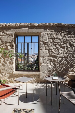 Standard Double Room, 1 Queen Bed, Balcony, Courtyard View Hub 01 | Terrace/patio - Hub Hospitality (Chania)