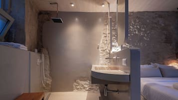 Comfort Double Room, 1 Queen Bed, Patio, Courtyard View Hub 05 | Badezimmer | Dusche, kostenlose Toilettenartikel, Haartrockner, Hausschuhe