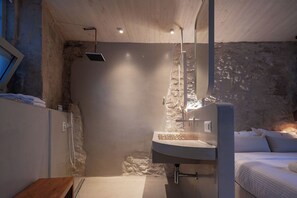 Comfort Double Room, 1 Queen Bed, Patio, Courtyard View Hub 05 | 浴室 | 淋浴設備、免費梳洗用品、風筒、拖鞋