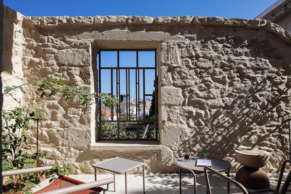 Standard Double Room, 1 Queen Bed, Balcony, Courtyard View Hub 01 | Terrace/patio