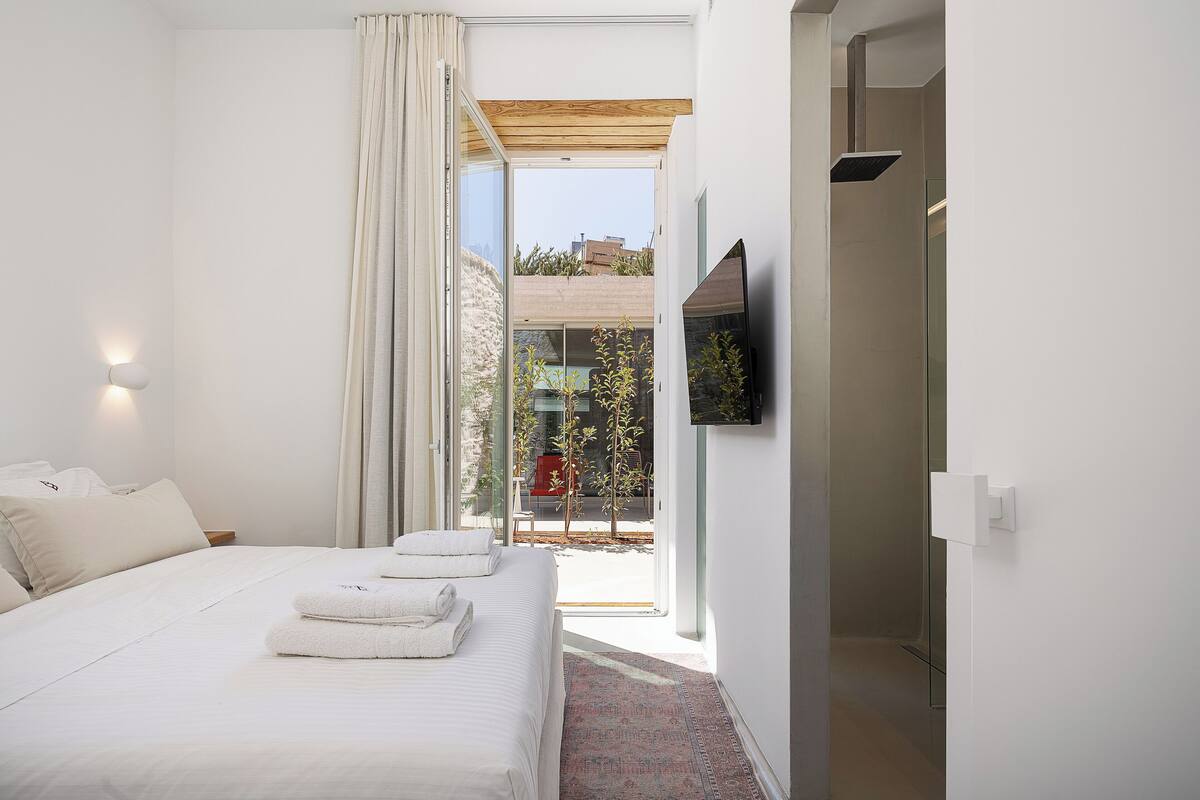 Standard Double Room, 1 Queen Bed, Balcony, Courtyard View Hub 02 | Ylelliset vuodevaatteet, tallelokero huoneessa, pimennysverhot