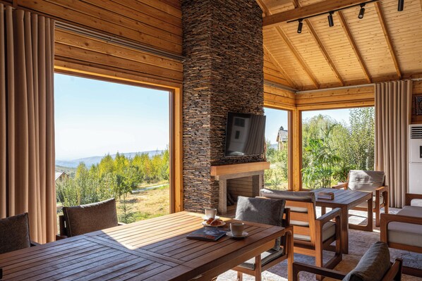 Familie-alpehytte, fjellutsikt | Safe på rommet, skrivebord og skrivebord for bærbar PC