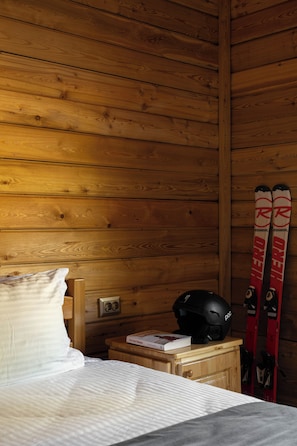 Familienchalet, Bergblick | Zimmersafe, Schreibtisch, laptopgeeigneter Arbeitsplatz