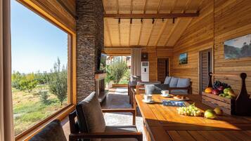 خزنة داخل الغرفة ومكتب ومساحة عمل للكمبيوتر المحمول وستائر تعتيم