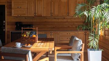 Familienchalet, Bergblick | Zimmersafe, Schreibtisch, laptopgeeigneter Arbeitsplatz