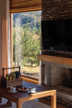 Familienchalet, Bergblick | Zimmersafe, Schreibtisch, laptopgeeigneter Arbeitsplatz