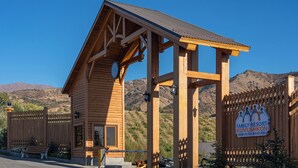 A wooden cabin with a sign reading "Family Resort Kumushkon Dam Olish Maskani". - Silver Valley (Kumushkan)
