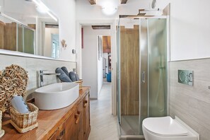 Shower, hair dryer, towels - Apartment 'Villa Maffei' with Mountain View (Montan-angelin-arensod)