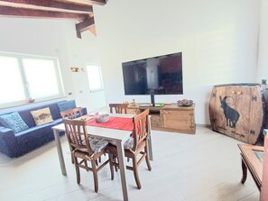 Dining - Apartment 'Villa Maffei' with Mountain View (Montan-angelin-arensod)