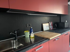 Réfrigérateur, micro-ondes, four, plaque de cuisson
