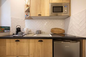 Fridge, microwave, stovetop, cookware/dishes/utensils