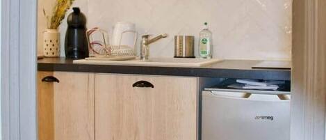 Réfrigérateur, four à micro-ondes, surface de cuisson