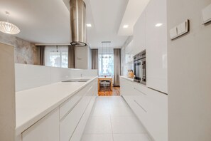 Microondas, horno, placa de cocina, lavavajillas