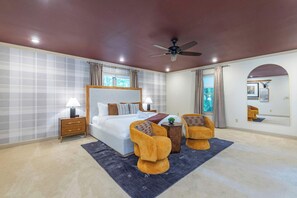 5 bedrooms, desk, iron/ironing board, travel crib