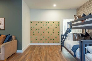 5 slaapkamers, een bureau, een strijkplank/strijkijzer, reisbedje