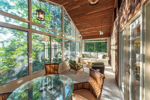 Wolf Summit Retreat • Sleeps 14 • Hot Tub • Arcade