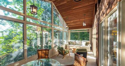 Wolf Summit Retreat • Sleeps 14 • Hot Tub • Arcade