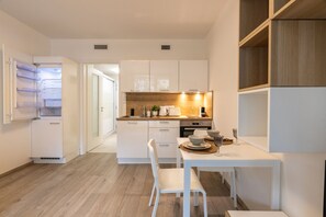 Fridge, oven, stovetop, coffee/tea maker - Lovely Studio with Balcony in Residential Area by EasyBNB Premium (Prague 5)