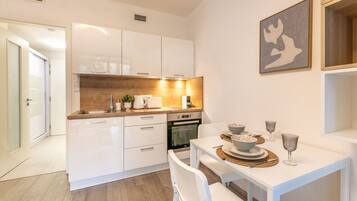 Fridge, oven, stovetop, coffee/tea maker