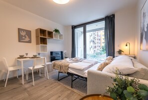 Tabla de planchar con plancha, wifi y ropa de cama