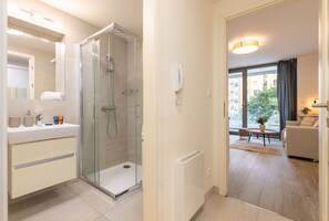 バスアメニティ (無料)、ヘアドライヤー、タオル、トイレットペーパー