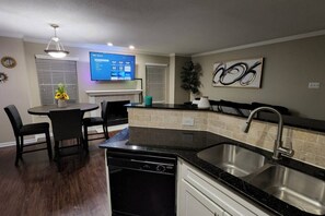 Apartment | 2 bedrooms - Medical Center 2BR With Resort Amenities (Houston)