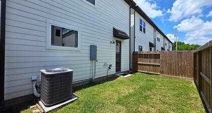 Chic Affordable North Houston Getaway