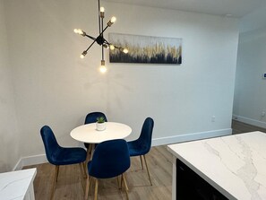 House | 3 bedrooms, desk