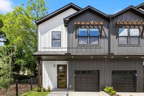 Exterior - Chic 4BR Getaway Near NRG TMC (Houston)