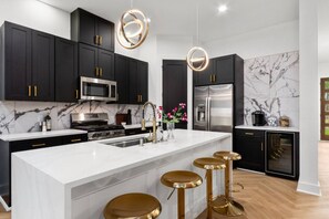 4 bedrooms - Chic 4BR Getaway Near NRG TMC (Houston)