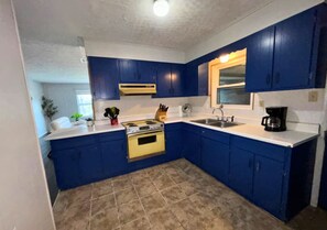 Apartment | Private kitchen - Retro 1BR Near Downtown Quiet Comfy Stay (Houston)